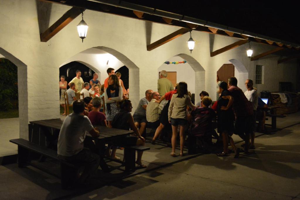 Roszke Forro Fogado & Bauer Bistro酒店 外观 照片